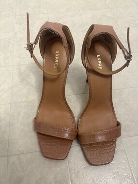 Express Croc Embossed Square Toe Heels Tan Ankle Strap Sandals Women’s Size 8